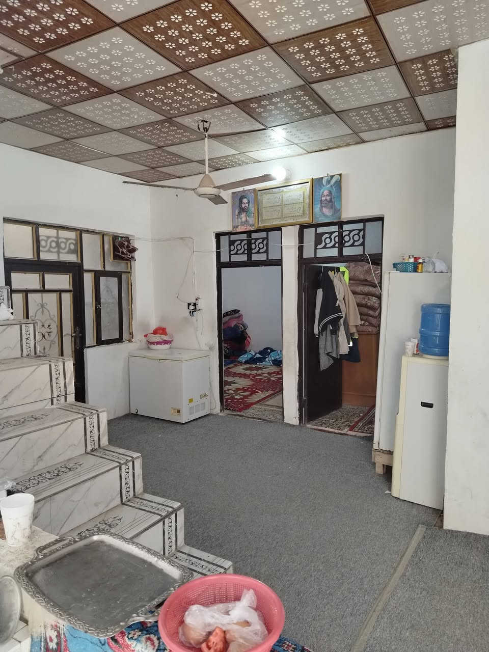 السلام عليكم بيت للبيع المساحه ١٠٠ متر البراكيه شارع المطار القديم قرب جامع أم البنين البيت يحتوي على غرفتين صاله مطبخ استقبال صحيات داخلي وخارجي اساس صب كونكريت سقف صب كونكريت بناء بلوك السعر ٢٣ معه المجال الاستفسار على الرقم ***********
