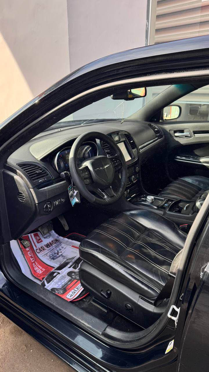 اصفات ال S معروفه عدا الفتحه 
سياره نضيفه غرفتها جديده كشنات جلد حضن 
كامله ومتصرف عليها 
بس مشط الستيرن شويه بي صوت وشكد يكلف ينزل من سعرها 
باقي السياره جاهزه للاخير معدل 260 
تخم تاير بيها جديد باتري جديد صدرها جديد 
سعرها 180  
مكاني ديالى بعقوبه 
*********** بعقوبة, ديالى
