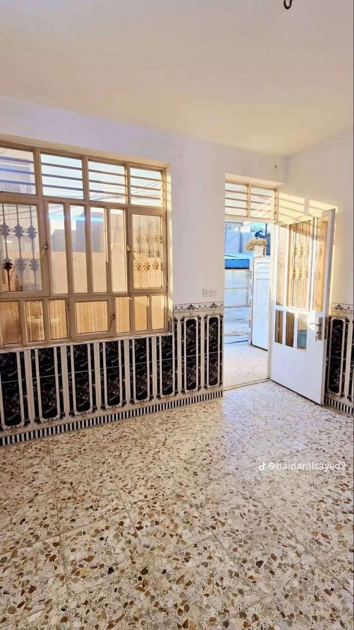 بيت للبيع مساحة 50 متر مدخلين غرفة فوك وغرفة جوه 
بيت بناء حديث 2020 قريب على شارع 25 بغداد الراشدية حي الانتصار للاستفسار والسعر على الرقم ***********
