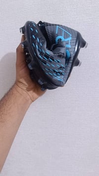 حذاء رياضي • اصلي • مقاس ٤٣