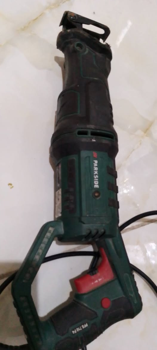 السلام عليكم ماكنة لحيم كهرباء 110 عاطله فحم نقص محوله معه دريل منشار شغال بارك سايد بيعهن شلع 40 الف العنوان بغداد بوب الشام *********** وماعندي توصيل
