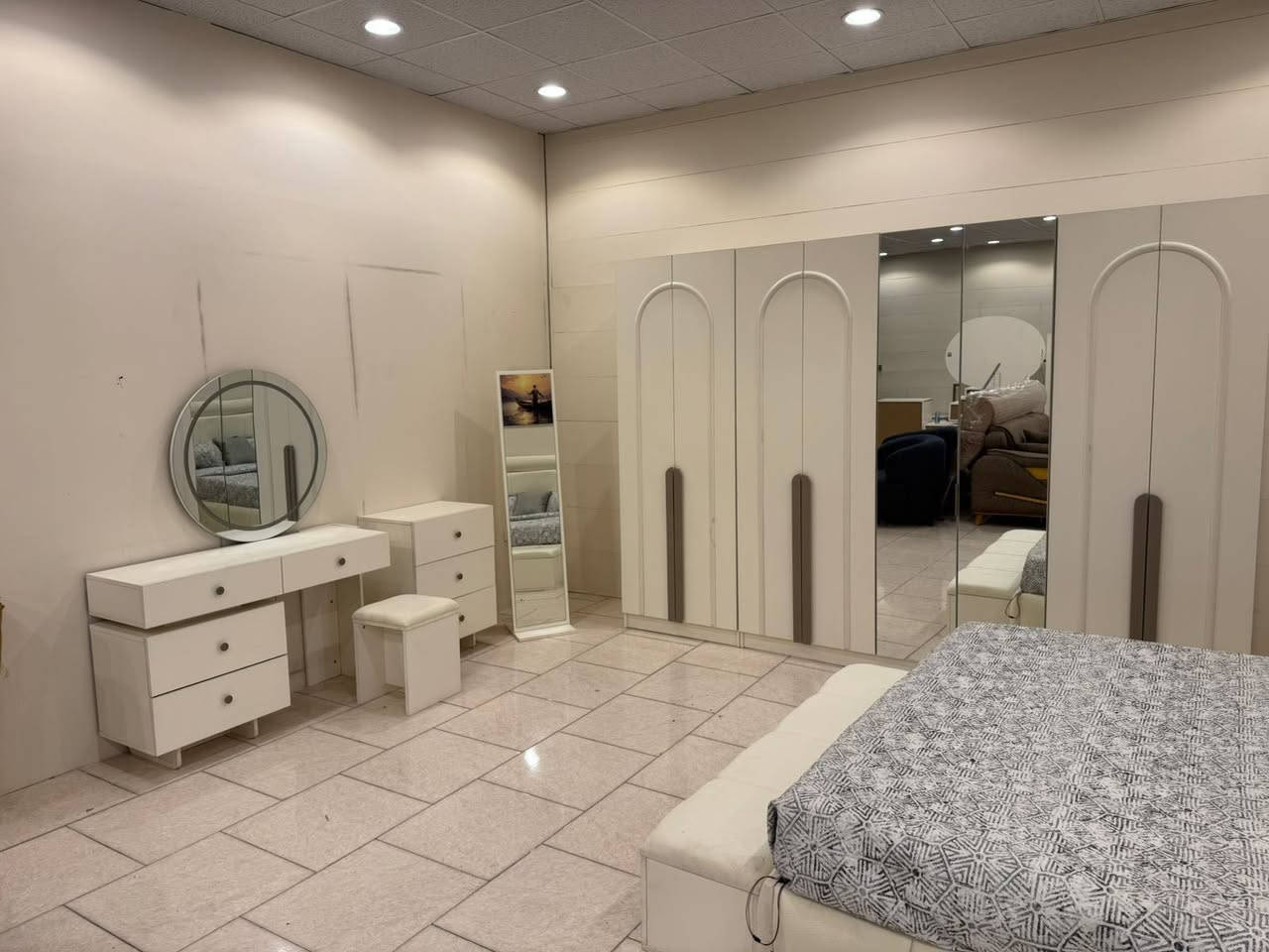 🛏️ موديل برشلونه

 • عدد القطع: 10
 • الكنتور مع الملحق: 310
 • السرير مع الكومديات: 310
 • سرير مخزن
 • شازلون مخزن
 • إنارة ميزتوالت + سرير

📩 للطلب أو الاستفسار: راسلوا الصفحة أو تواصلوا عبر الرقم:
📱 *********** (واتساب متوفر)

⸻
