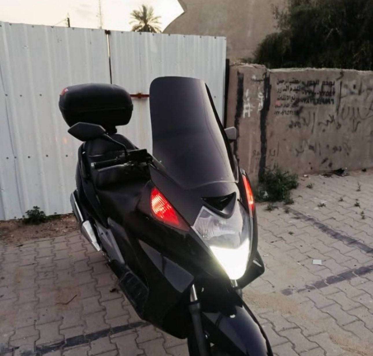 السلام عليكم 
سلفر وينج400cc
وارد ياباني180🇯🇵
مكينه بلاد
معدل شلعه ترايك للشمال
عليها ادامه نوزلات وبلاكات وكهربائيات كلها جديدة
وجاهزه باتري جديد
تخم تاير جديد
مكاني بغداد بسمايه
واتساب ***********
