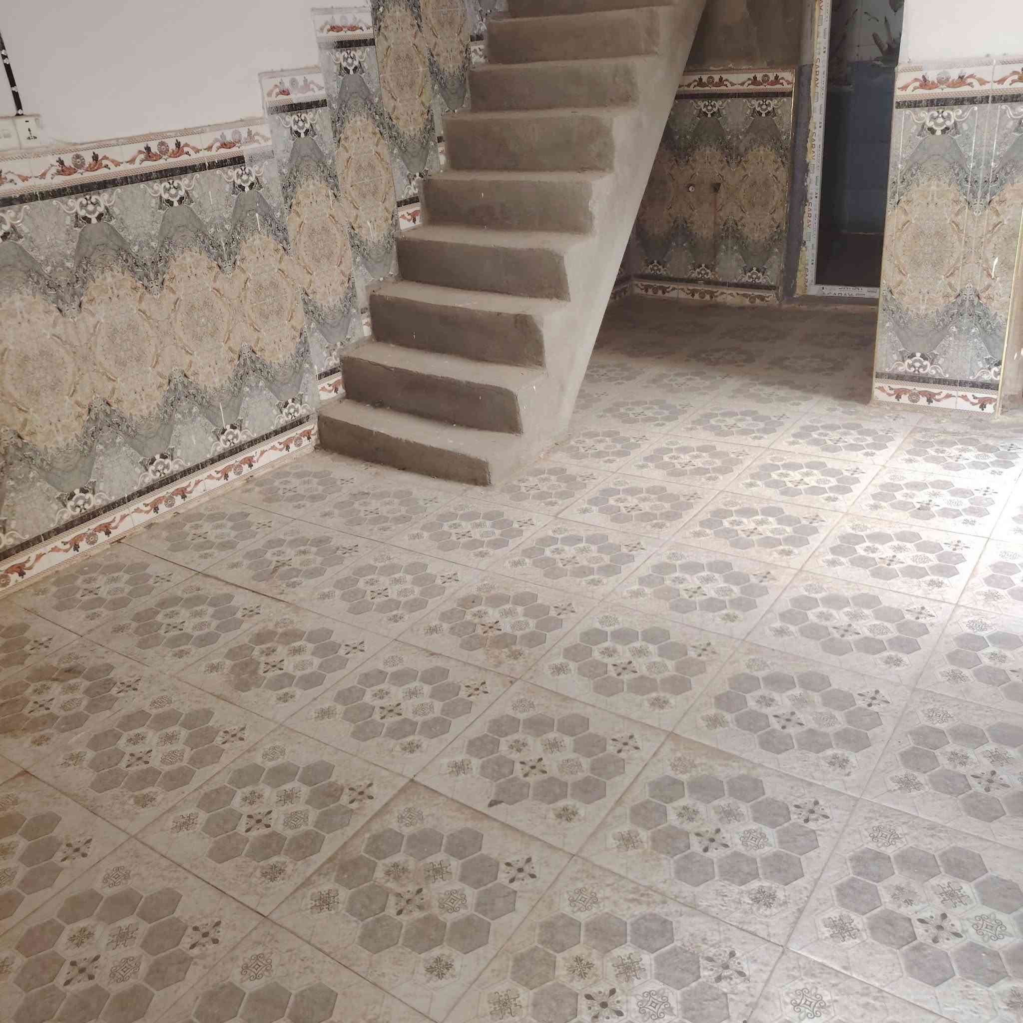 سلام عليكم بيت 120 متر ايجار غرفتين وصاله ومطبخ وستقبال وصحيات جوه وبره البيت حلو مرتب سراميك جديد شارع اسواق فدك حي صدر الثالث   مكتب الصدرين  ***********
