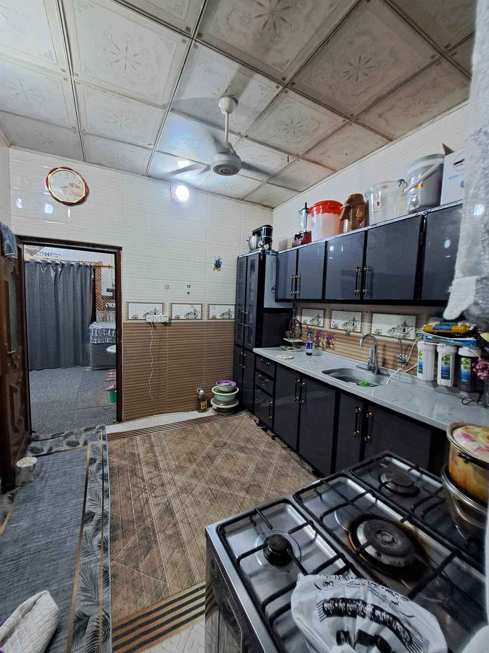 سلام عليكم بيت زراعي قرار 117  في كربلاء قنطرت سلام شارع لمدرسي قرب لحولي ميه.  طابق ونص مساحه 108 يتكون من 3 غرف ثنين جوا او وحده فوك مساحته 8×4 سويت  جبيره وثنين جوه مساحتهن 4×4 وستقبال وصاله ومطبخ و3 صحيات بيت كله سيراميك وبورسلين ودرج كرانيت وصطح ازوركام وبي مخزن للغراض 
شارع تبليط وجوارين درا مال الله 
*********** بيت حلو مرتب عندي ضرف وريد ابيع
