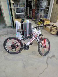 adidsi  حجم 24 نضيف كما موضح بالصور  07715599846