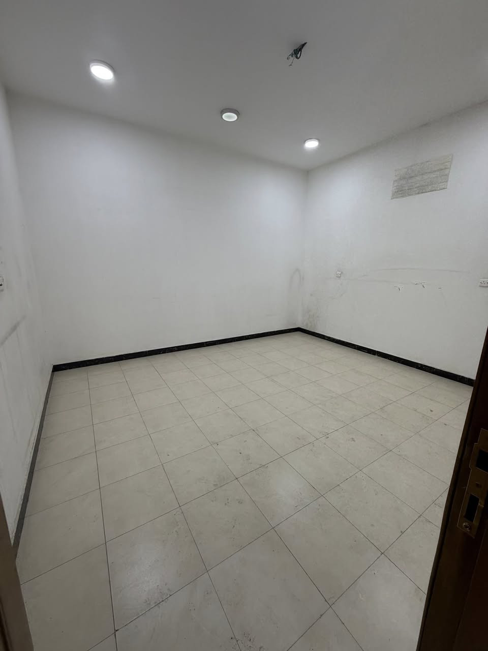 🔴🔴🔴السلام عليكم🔴🔴🔴🔴
🔴🔴 ركن الشباب للعقار 🔴🔴
                 🔴🔴 للبيع 🔴🔴

☑️دار مساحة 100 م
☑️الواجهة 5
☑️يحتوي على 3 غرفم نوم
☑️خدمات عدد 2
☑️استقبال
☑️مطبخ
☑️هول حولي 
☑️بناء 2021
شارع 10
الموقع حي الاعلام حي الشباب   المربع الذهب قرب سوق اميمة 
للاستفسار الاتصال 
احمد العزاوي 
☎️☎️☎️☎️☎️
***********
