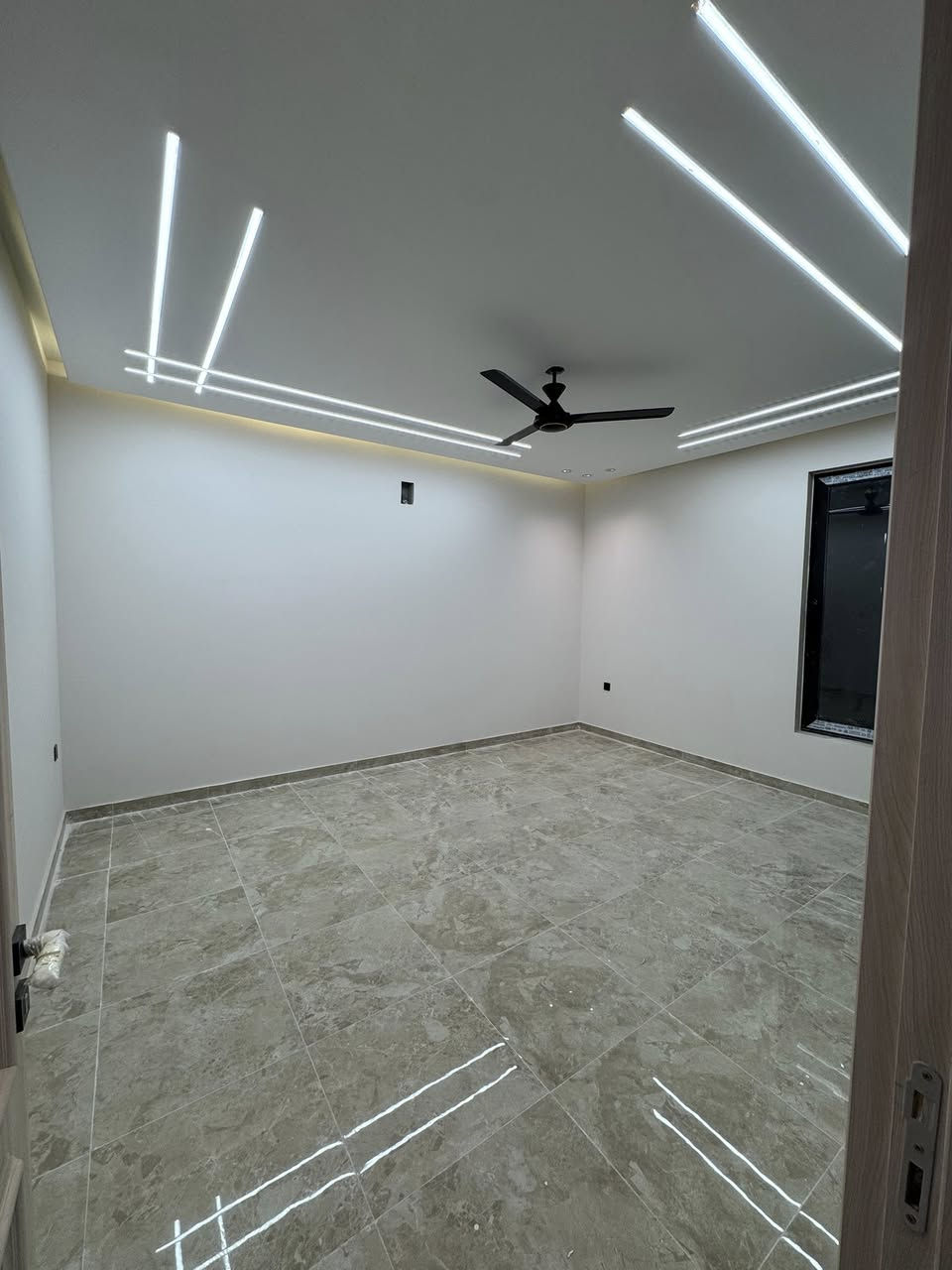 بناية تجارية للإيجار التجاري ( تجاري فقط).

الطابق الاول متوفر فقط والباقي مستأجرة .

العنوان :-السيدية - شارع النخيل السايدين مباشرة .

تحتوي على ٣ طوابق منفصلة ذو جودة عالية وتشطيبات راقية .

كل طابق يتكون من :-

- ٣ غرف عمل

- مطبخ منفصل

- مجاميع صحية عدد ٢

للاتصال : ***********
