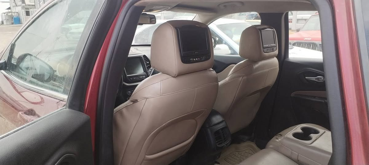 جيب شيروكي 2015امريكي جاهزه من كلشي فول مواصفات لمتد1ع1ضربته جاملغ وبنيدمكينه 6سلندر رقم ذي قار مكاني ناصريه سوك الشيوخ شراي يتصل ***********سعره ب126بيع ومراوس
