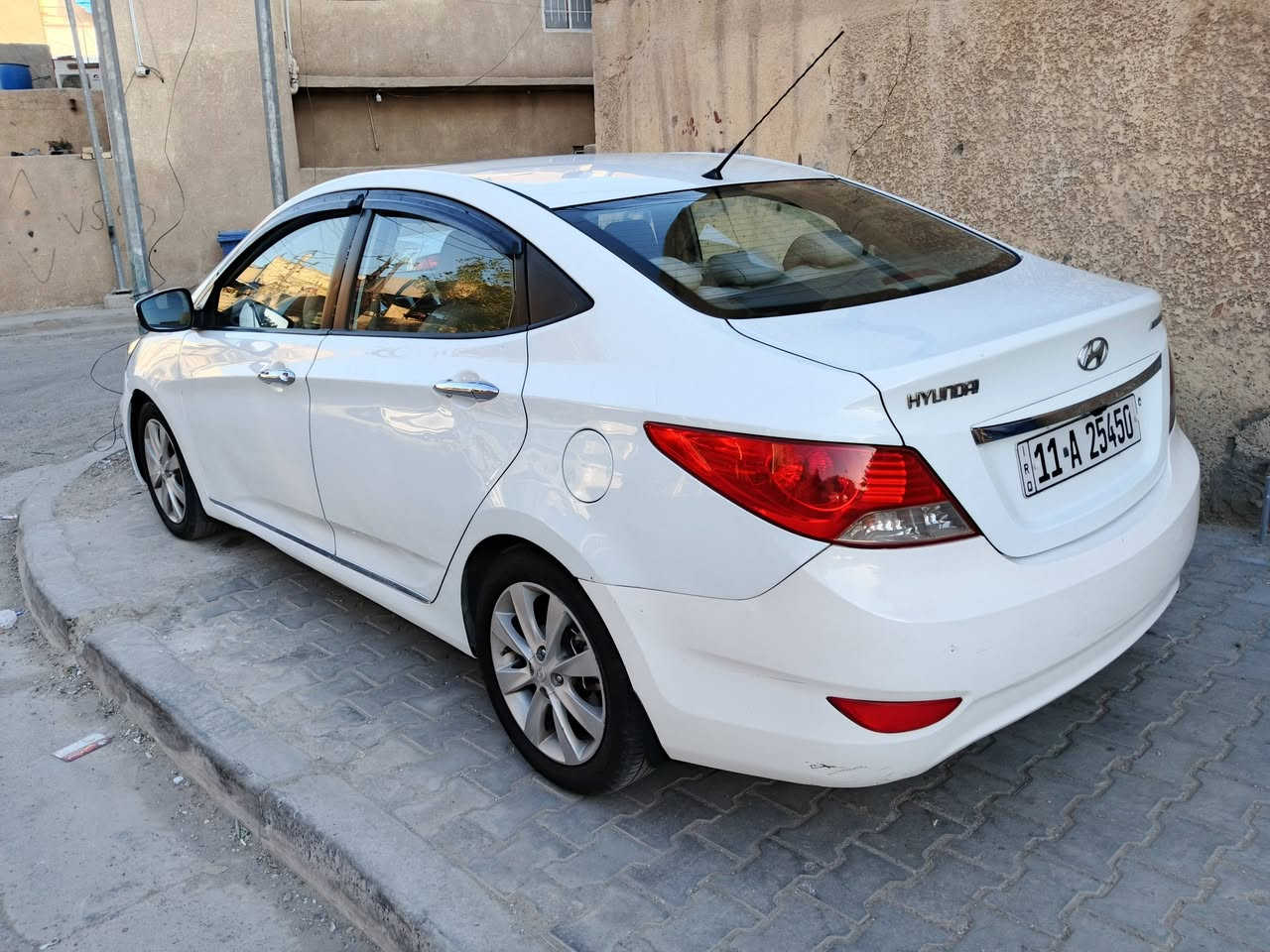 السلام عليكم للبيع اكسنت موديل 2013 السياره فوول السياره بيها صبغ جاملغ اليسره او بيها بارد مكانات محرك 1600 دوش رقم جديد هزه جديده ماشيه 112 محرك مفتوح السعر 93 او بيها مجال بسيط رقمي *********** مكان السياره بغداد كراده شارع الصناعه او بغداد جديده
