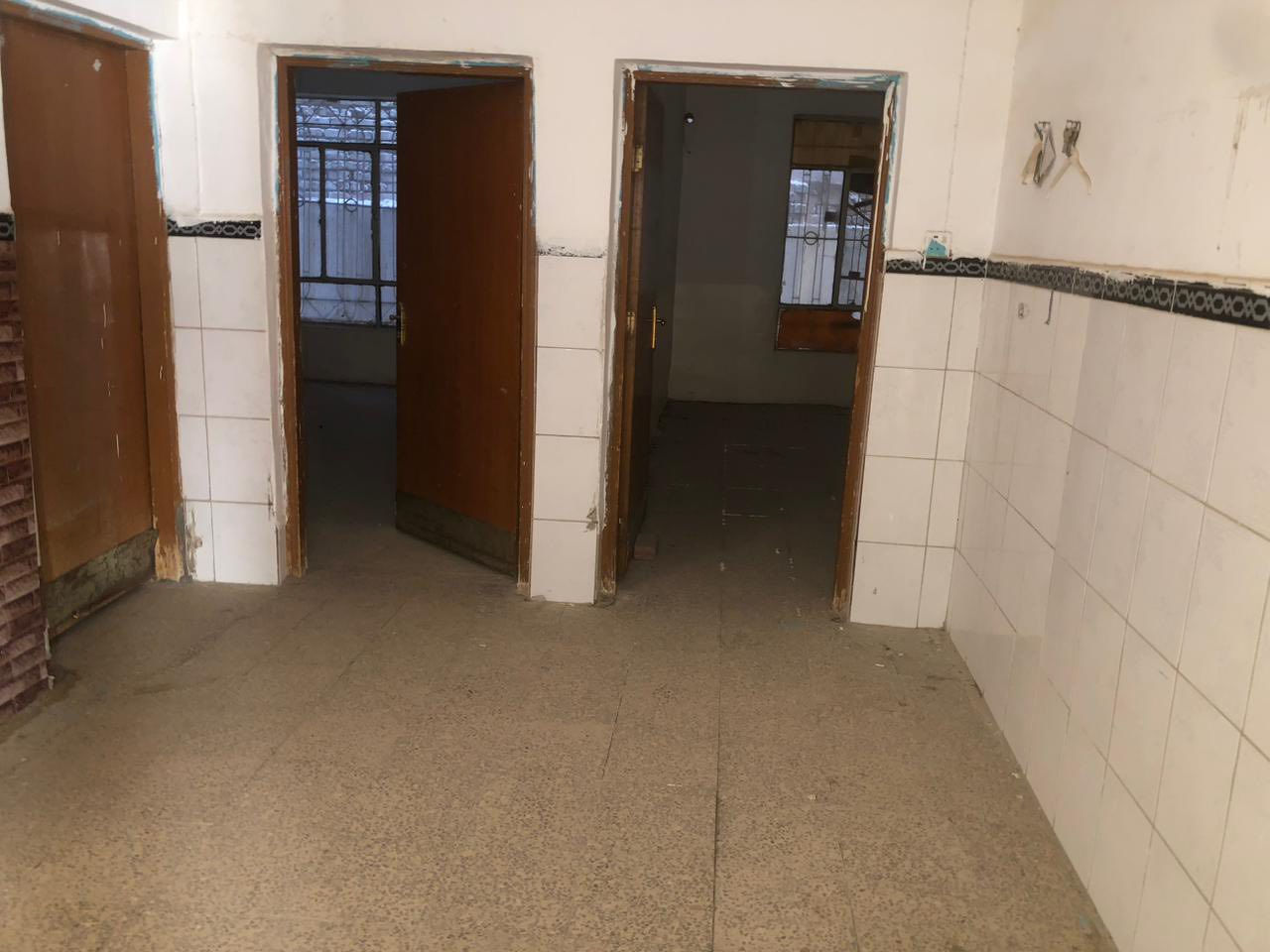 السلام عليكم للبيع دار في الكوفه حي الجامعه على الشارع الفاصل بين الجامعه والمتنبي مساحه 200 متر
يحتوي على 5 غرف الدار تجاري مع محلات 2 مؤجرات طول السنه مع الدار 
(بس بسبب البيع طلعت المؤجرين)
***********
