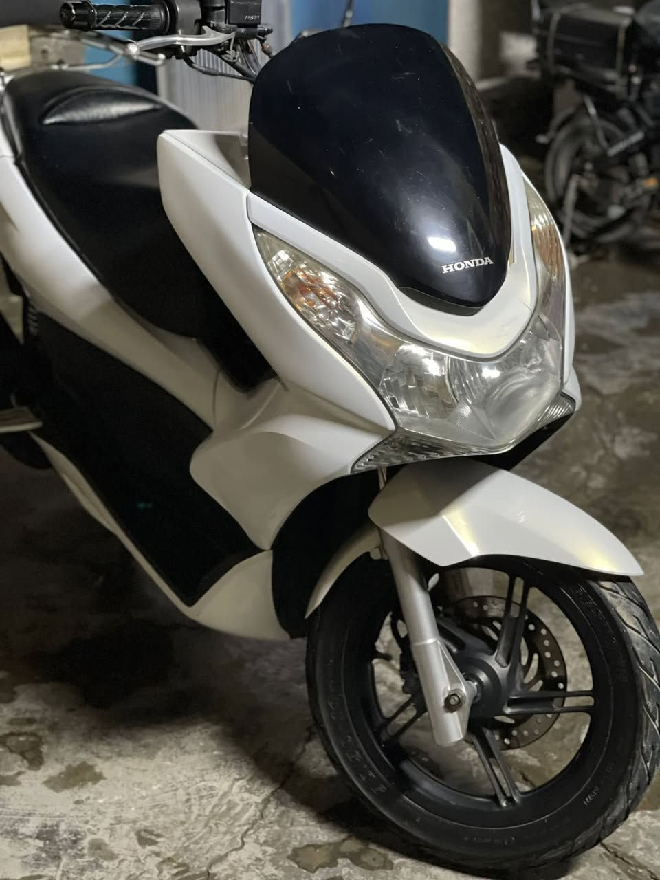 Pcx  150cc جيل اول
مكينه كفاله عامه 
حساس ازدحام 
استاند حساس 
فقط دكمه الدشبول عاطله 
والباقي موضح بلصور 
ترايك وين ميعجبك 
مكان بغداد جديده 
تواصل واتساب 
***********
السعر 11$ ونص اور مراوس
