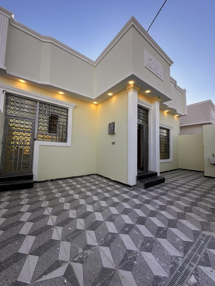 سلام عليكم دار سكن البيع
ابو الخصيب ابو مقيره 
مقابل المستوصف ابو مقيره 
مكون من غرفتين وصاله ومطبخ وحمامات داخلي وخارجي 
وصاله كلش جبيره
وديوان وكراج واسع موقع ممتاز  يبعد عن طريق السايدين مال العشار 150متر 
بناء حديث شقل درجه أولى 
طابو زراعي عراقي اصل 
المساحه 200متر
السعر 135وبي مجال 
***********
