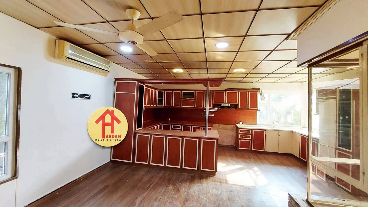 🏡خانوو بۆ کرێ لە گردی سەرچنار
✅ رووبەری  :— ٣٠٠ مەتر سەربەخۆ 

❇ ٢قات بۆ یەک مال 

✳ پێکھاتووە لە  :- حەوشە و حەدیقە ، گەراج دفن  ، مەدخەل میوان ، مەتبەخ و نانخواردن کراوە ،  هۆل  ، ٢ ژووری نووستن  ،
 موشتەمەلات
✅ قاتی دووەم  پێکھاتووە  لە  :— هۆڵێکی گەورە ،  
یەک ژووری نووستن ، موشتەمەلات
 
  🔶کەوانتەر و سپلیتی  تێدایە
 
 ✔لەسەر شەقامی ٢٠مەتر 

📌 بۆ زانیاری زیاتر و بینینی خانووەکە پەیوەندی بکەن بە
نوسینگەی هەردەم 

☎ ژمارەی مۆبایل  :- *********** - ***********

📍یاخود سەردانی نوسینگەی هەردەم بکەن ناونیشان 
گردی سەرچنار پشت شووقەکانی بەھاران شەقامی ٥٩ بەرامبەر مزگەوتی بیلالی حەبەشی
