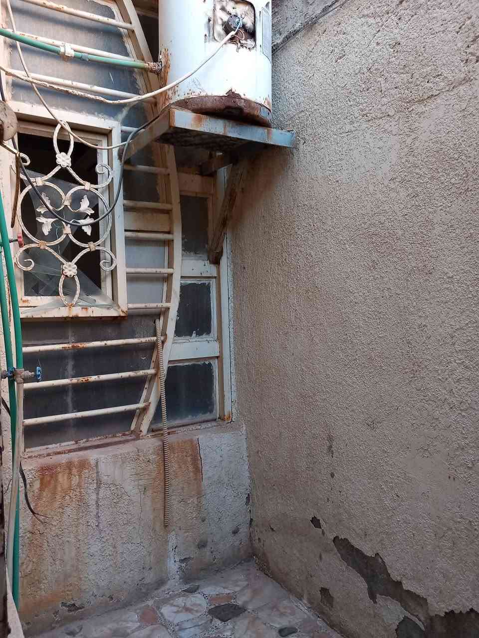 بيت للأيجار المساحة 60 متر البيت نظيف جداً يحتوي البيت على استقبال وغرفة ومطبخ مفتوح على الصالة ومنور وتخاريج داخلية خارجية وساحة بيت صغيرة شارع البيت نظيف وعريض طابو زراعي الموقع خلف مجمع الشبيلي مباشرة وقريب جداً على شارع التبليط سعر الأيجار كل شهر 175 للأستفسار واتساب *********** 

مكتب الموسوي للوسائط العقارية مستعدون لأستقبال عروضكم التجارية والزراعية والسكنيه بيع وشراء رهان ايجار
