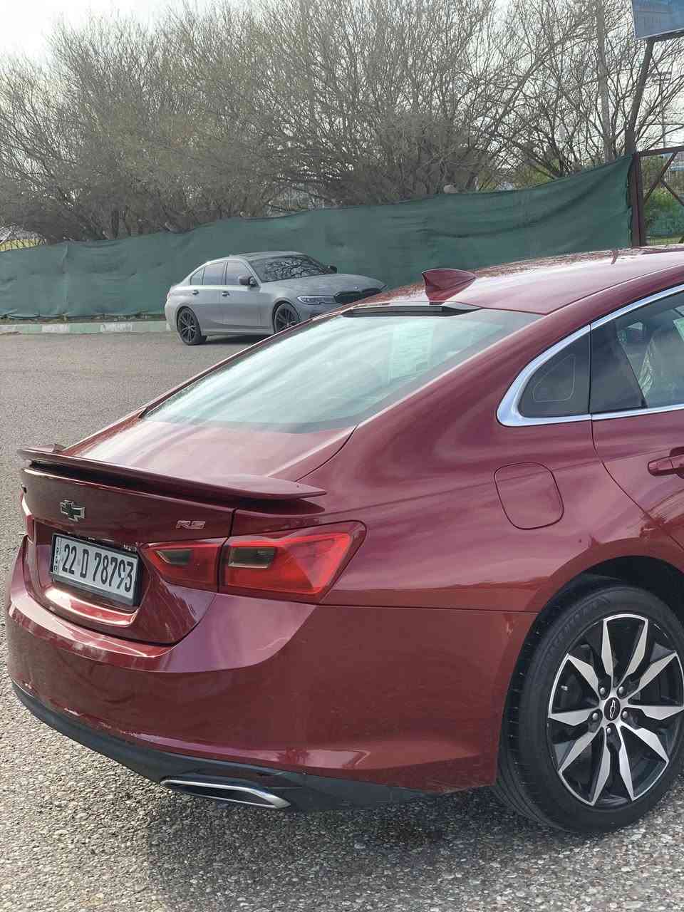 سلام عليكم ماليبو 2020 rs لون عنابي 1.5 تيربو ماشية 89 الف ميل سيارة عليه ادامة كاملة من كل نواحي بدون اي نقص سنوية 27 حادثها مرفق بيها جاملغ وباب بدون قطرة دواخل ولا حتى رصعة بالشواصي راديرات كلها بلادي وعندك جاملغ عكس سايق شبر صغير صبغ  وسعر 112 بيها مجال بسيط 
وهذا رقمي *********** مكاني كركوك
