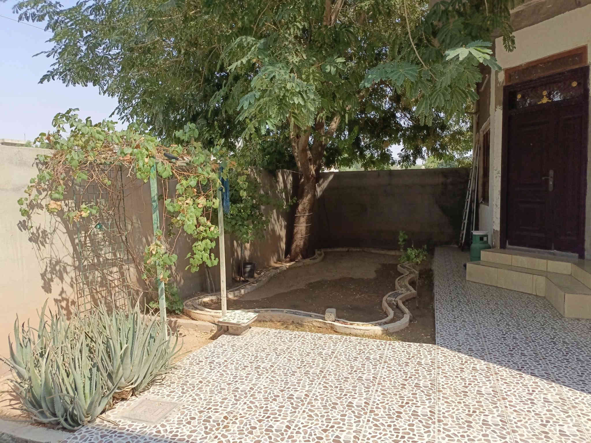 بيت للبيع مساحة 240 متر طابو زراعي طابق ونص سيراميك فول وسقف ثانوي أركوازي الجديدة كيعان وريا شارع سايدين يحتوي على أستقبال و صالة و مطبخ و غرفتين نوم و صحيات و 3 حدايق و كراج سيارة مع هدايا نص أثاث
تخم قنفات 10 مقاعد + طبلات 
ميز بلازمة  
كاونتر 
طباخ + مرشحة
ميز طعام 
بنكات سقفية عدد 3
فولتجات عدد 2 حجم 10 الاف 
سخان 
تانكي ماء عدد 2
للاستفسار والأتصال على الرقم ***********
