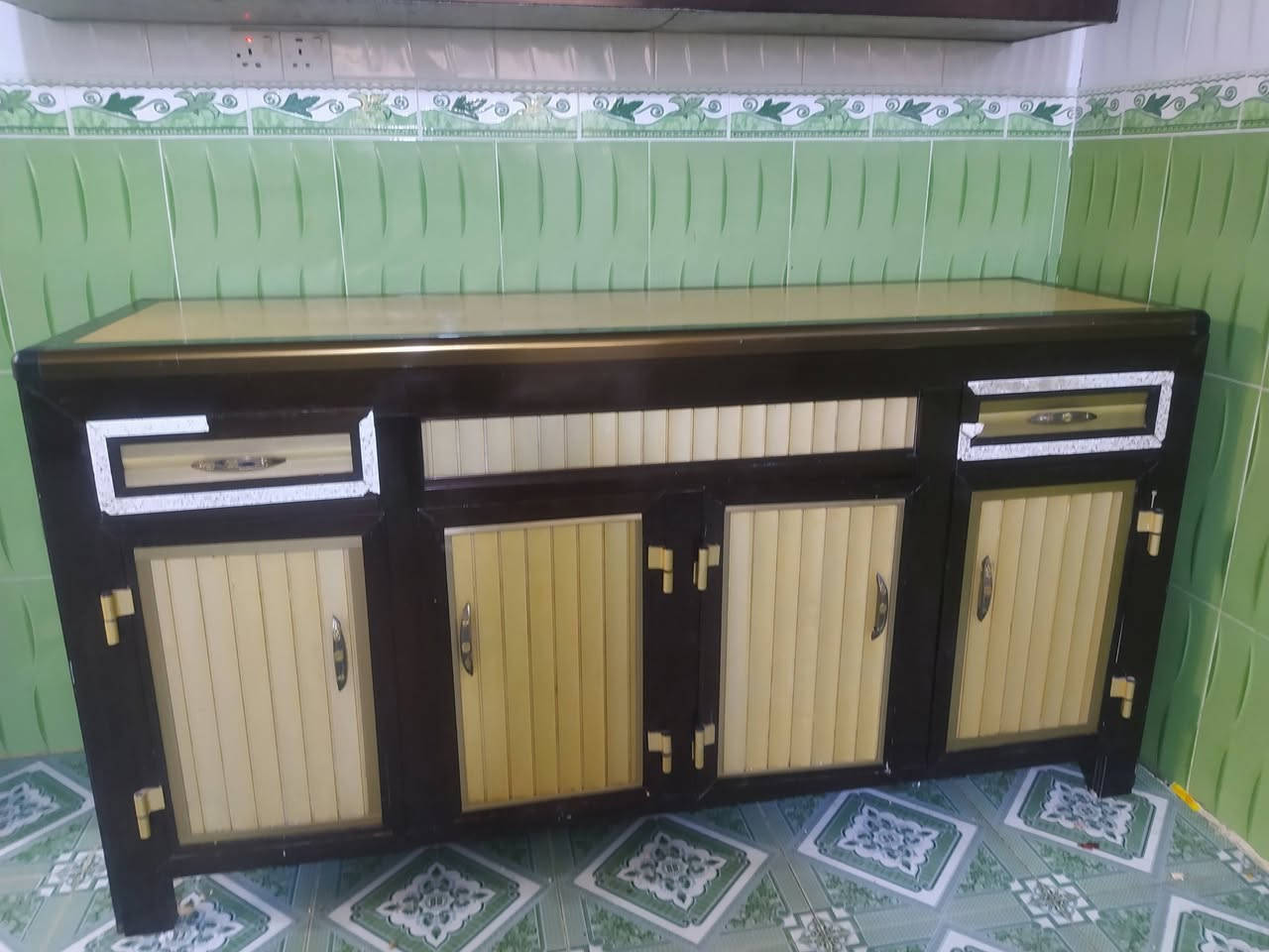 كاونتر + ملحق 
الطول 180
العرض 60
ارتفاع 90 
#السعر 250 وبي مجال 

***********
