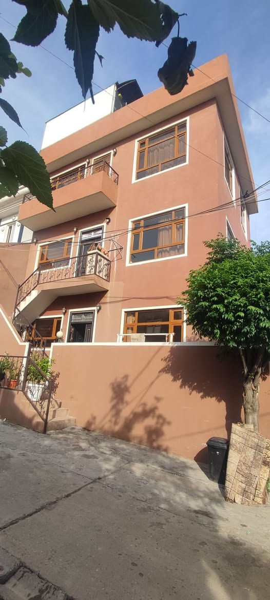 خانو بۆ فرۆشتن لە سابونکەران بە نرخی زۆر گونجاو...
     
٭ڕووبەری 100م
٭ڕوی ڕۆژهەڵات و قیبلەیە
*کۆڵانی 15م

٭(3)نهۆمە،بۆ (2) ماڵی جیا دەبێت:
-نهۆمی یەکەم:میوان،مەتبەخ، نوستن ،مشتەمەلات.
-نهۆمی دووەم:میوان،مەتبەخ،نوستن،مشتەمەلات.
-نهۆمی سێیەم:میوان،مەتبەخ،نوستن،مشتەمەلات.

٭بۆ زانیاری زیاتر لایکی پەیجەکە بکەو ژمارە (1) لە کۆمێنت دابگرە.
0776 1524852
0750 1730479
_________________________________________
♦ : ئێوەی بەڕێزیش گەر موڵکتان هەیە دەتانەوێ بیفرۆشن 
ئەوا دەتوانن تەواوی زانیاریەکان بنێرن بۆمان
بێ بەرامبەر ڕیکلامیان بۆ دەکەین .

💯لەگەڵ ئێمە دڵنیابە لە کڕین و فرۆشتنی دروست

▪️: ناونیشانی تەواوی موڵکەکەت
▪️:چەن وێنەیەکی موڵکەکەت ئەگەرهەبوو
▪️:نرخی موڵکەکەت 

📩بە نامە بینێرن بە ڤایبەر یان واتسپ
***********
