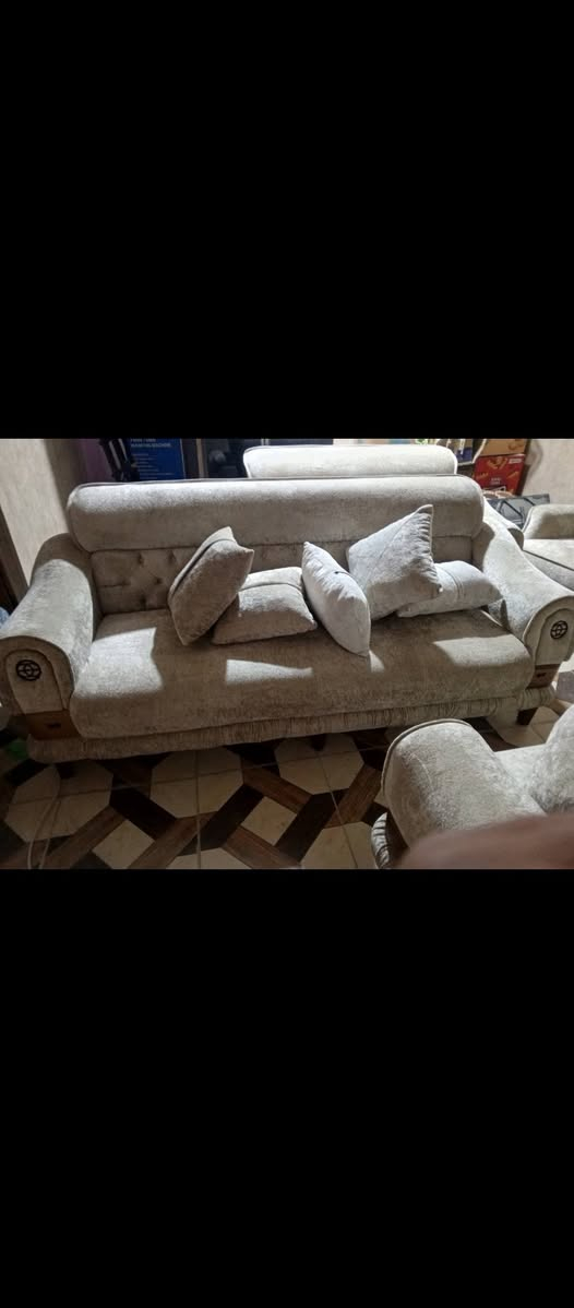السلام عليكم اترخص من المسؤلين 
طخم قنفات تركي ٥قطع ١٣ مقعد لون مميز بيجي مطعم بفضي ١٠كوشايات خشب بلوط ضمانه مايطبع توني مشتريه بمليون ووثلاثميه الف انتقلت ابيت اصغر ماصار مستعجل ***********
