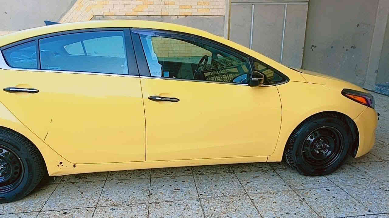 السلام عليكم فورتي 2017 فول مواصفات EX 
السعر 123 وبيها مجال للطيبين
 بصمه 
 مري شفط 
 رادار جانبي 
 تثبيت مسار 
بعد بيها هواي مواصفات همين بغداد اجره حادثه سرقه باب السائق جاملغ باب الصدر سياره نظيفه وحلوه وناعمه ماكينه دوش 2000 كير AT المرغوب بالسوك تخم تاير جديد قبل شهر شاده بها سونار من المندلاوي مرفق بالصور، ملاحظه مكلف بالنشر وهذا رقم صاحب السياره *********** 
العنوان بغداد العبيدي حي الرئاسه قرب شارع البرتقالة بغداد, العراق
