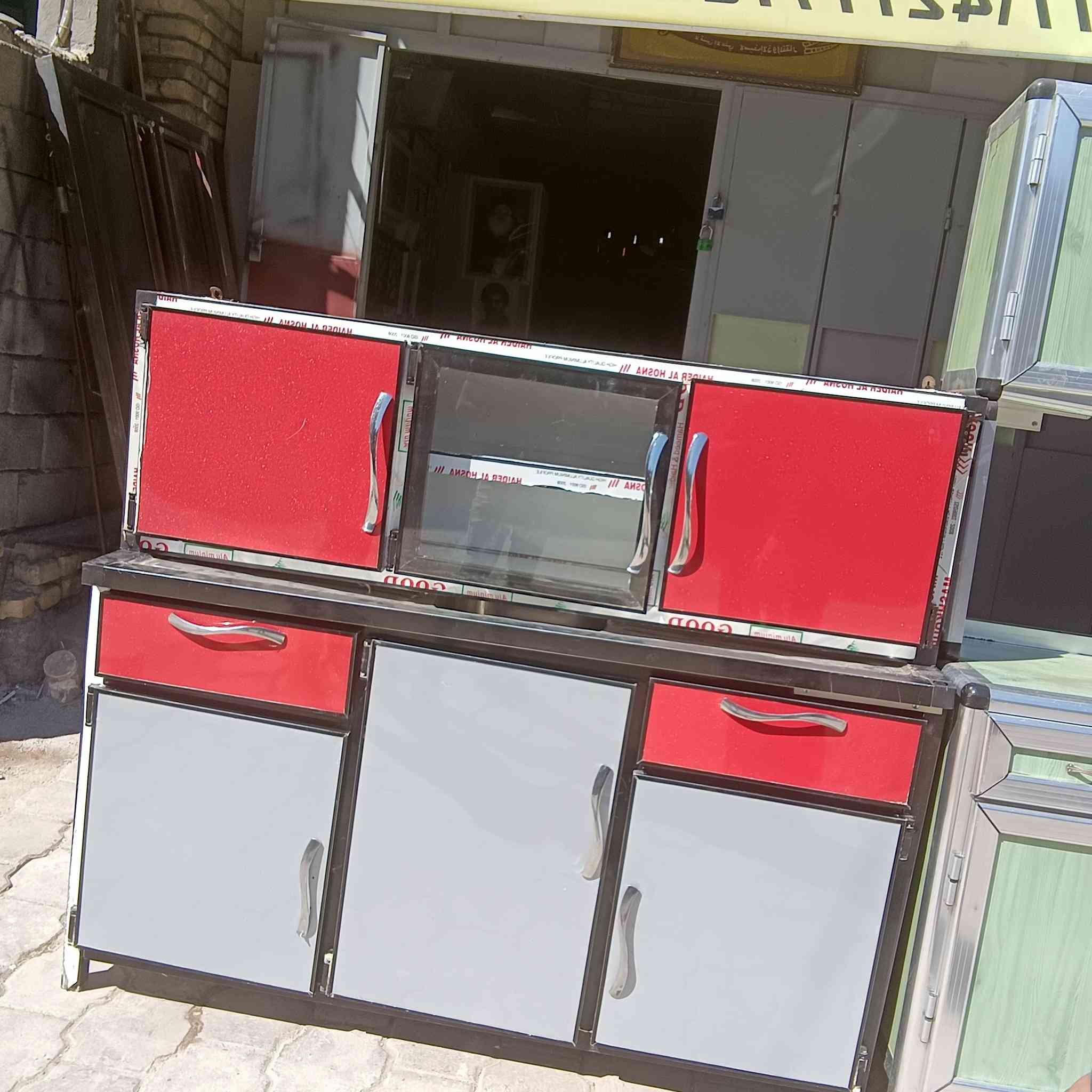 الاحمر متر ونص سنك ومتر ونص ملحق للبيع بسعر مناسب والاخظر مترين ملحق ومترين كاونتر للاستفسار الاتصال على الرقم ***********
