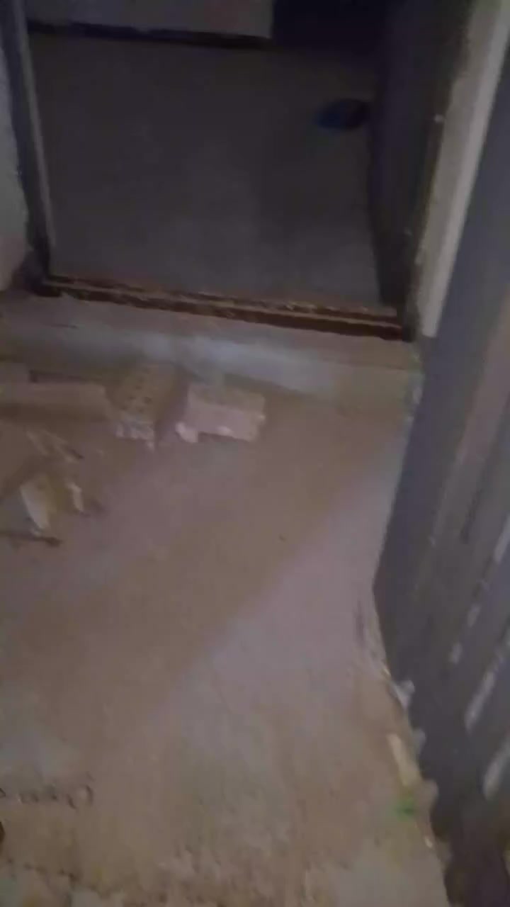 يعلن مكتب الباش الشمري للعقار والمحاماة عن توفر 
دار للبيع مساحة 68 واجهة 4  تسليم مفتاح بعد تشطيبات.  نهائية. ويكمل. يحتوي على مدخلية استقبال ومطبخ ومنور وخدمات وغرفة نوم طابق ثاني غرفتين وخدمات. طابق ثالث بيتونه وسطح. العنوان بغداد الجديدة خلف شارع المسبح شارع مدرسة الصادق عرض الفرع10 متر. للاستفسار مراسلة واتساب اوتصال ***********
