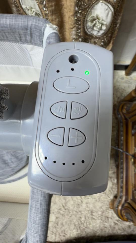 السلام عليكم
سرير طفل كهربائي استعماله كلش قليل 
بي وضعيات الهزاز و بل اضافه الى الموسيقى و البلوتوث تكدر تشغل بي قران او اي شي يعجبك وتكدر تتحكم بي بل ريمونت 
سعره ب ١٣٥ الف بي مجال بسيط 
للاستفسار ***********
