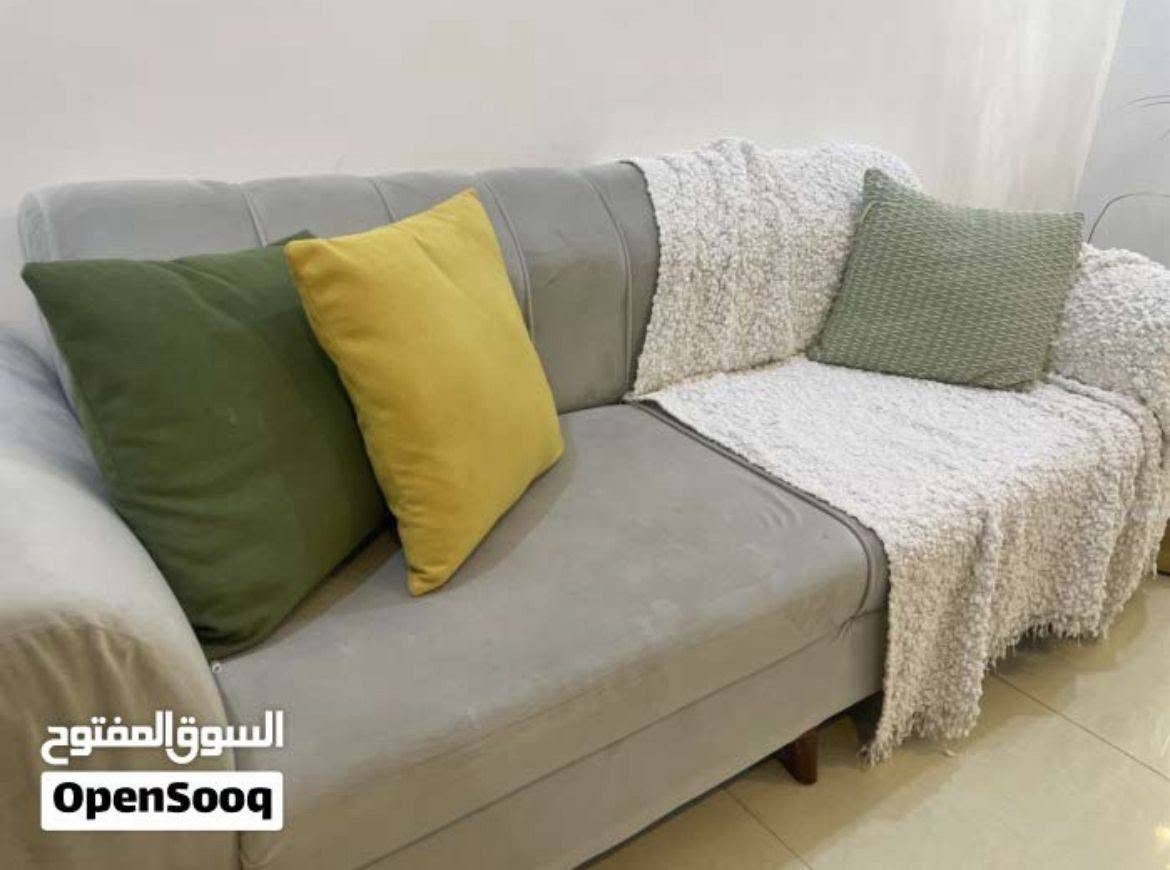 السلام عليكم
ميز تلفيزون جديد مثل ماموضح بالصورة البابين المفتوحة فقط يرادلهم شد مابي ضرر سعرة ٧٥ ألف

تخم سعرة ٣٠٠ ألف وبي مجال بسيط

مكان الدورة/زراعي مقابيل ابو طيارة 
للاستفسار *********** عادي /واتساب
