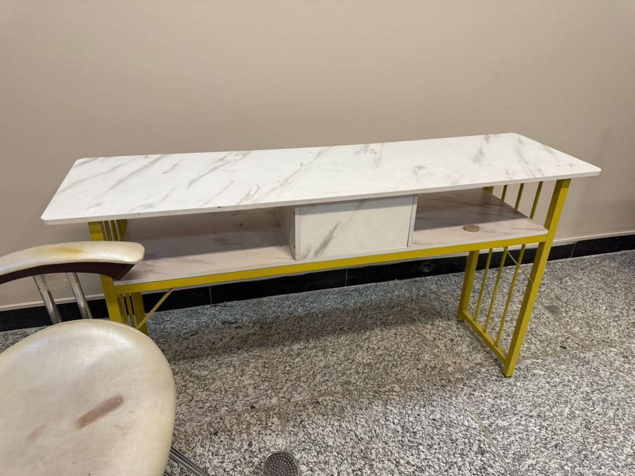 كرسي تنظيف القدم 225
ميز الرسبشن 50
الكرسي الدوار 100
مكانهم سيدية


**إذا كنت صاحب هذا الإعلان وتريد حذفه لأي سبب، رجاءا أرسل رسالة إلى الدعم الفني**