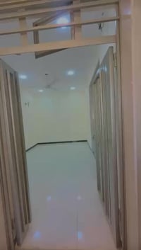 شقه للإيجار غرفتين وصاله طابق اول بالمنصور خلف ثانويه سيناء جديده ٠٧٧٢...