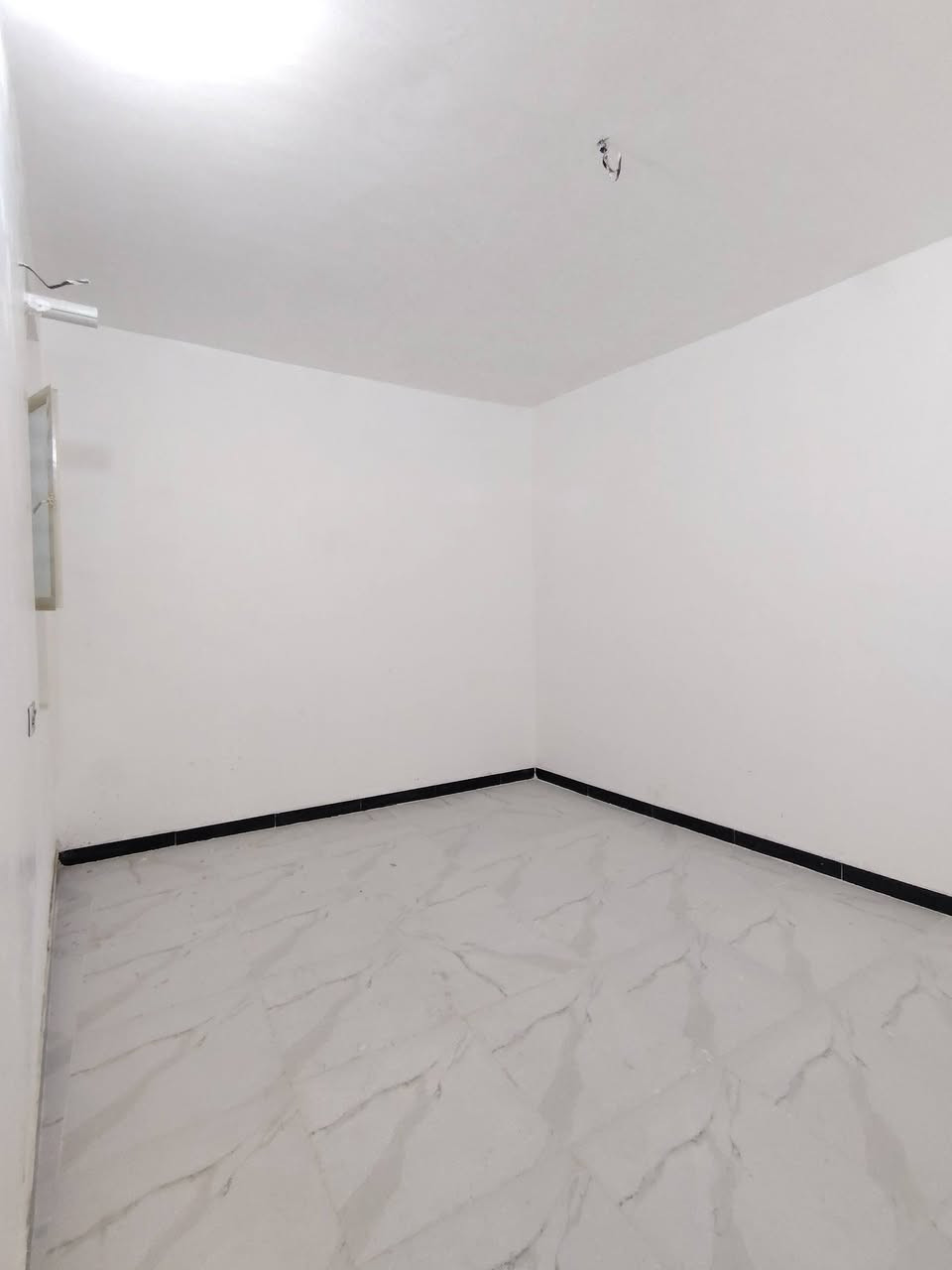 50 متر للبيع
_طابو زراعي سند 25 قرار محكمه مرقم ومشمول بالتطويب
_قريب من الشارع العام بالخط الاول مسافة 100 متر 
_بناء طابوق نهروان جمهوري صب تسليح مركزي اساس وسقف السطح مطبك شتايكر 
_غرفه وصاله ومطبخ وصحيات داخليه 
خدمات كامله ماء كهرباء تبليط خط مولد سوك مدارس اهليه وحكوميه انترنيت
بسعر 26 وبي مجال
عنوان البيت نجف مقابل ملحق قرية الغدير 
للاستفسار اتصل على *********** أو مراسله واتساب
