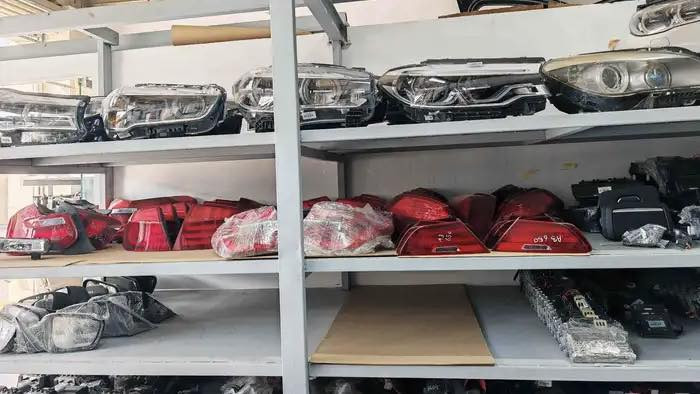السلام عليكم
متوفر ادوات الماني
BMW - Mercedes 

كلشي متوفر بيها 

شنو تريدون موجود ان شاء الله 

•

لايتات 

دعاميات 

بونيد 

جاملغات 

ابواب

صندوق 

اكسسورات 

بك لايتات 

•

جميع الموديلات متوفر 

و بأنسب الاسعار ان شاء الله 

•

يوجد توصيل لجميع محافظات العراق 🚚

•

•

الزاد لتجارة قطع غيار السيارات الحديثة 

***********

