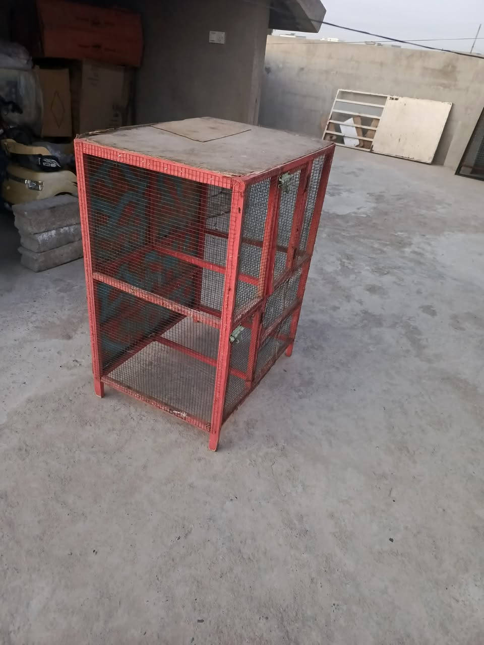 قفص بهاذا الشكل للبيع نقص بس كاعيه تفاصيل***********
