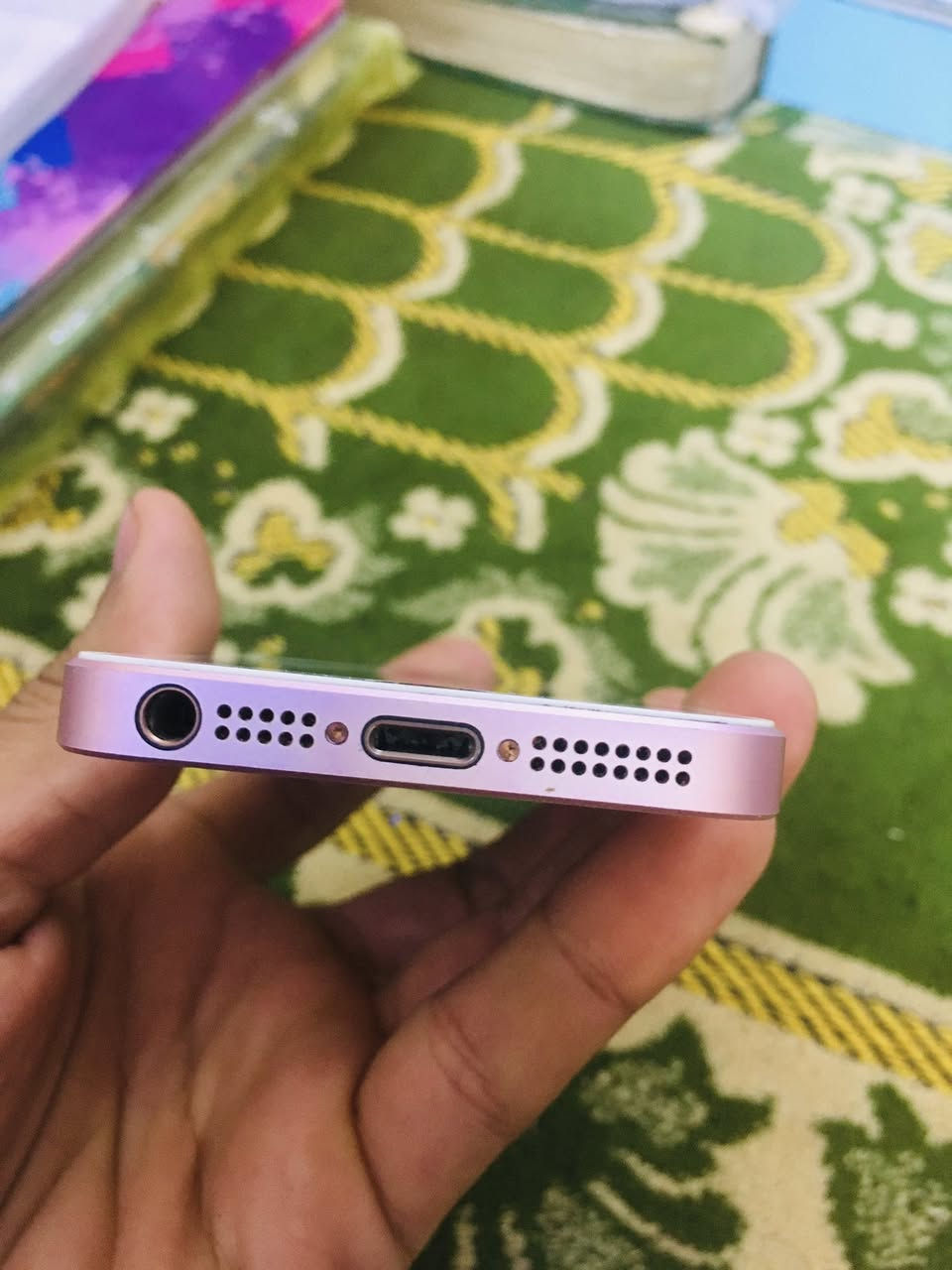 السلام عليكم ايفون 5seذكره ١٢٨ نضافه ١٠٠/١٠٠ بطاريه ٨٢  لون روز وردي مكاني بغداد سبع بكار شراي يتصل سعر 100 لف قفل ***********
