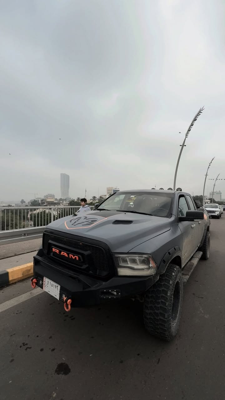 السلام وعليكم رام للبيع او مراوس ب جارجر  او جالنجر  موديل2012 تزويد امريكة مملعوب بيها بل عراق السيارة مال جناية  لون سمنتي السيارة كلش حلو وشرط لمن تمشي كلها تباع مرجوعة😂محرك 5300  فقط اكو خربطة بل محرك  
 للاستفسار ***********
