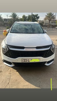 كيا سبورتج ٢٠٢٣ ماشيه ٣٧ خليجيه بيه بارد بسيط في الباب جانب السايق الس...