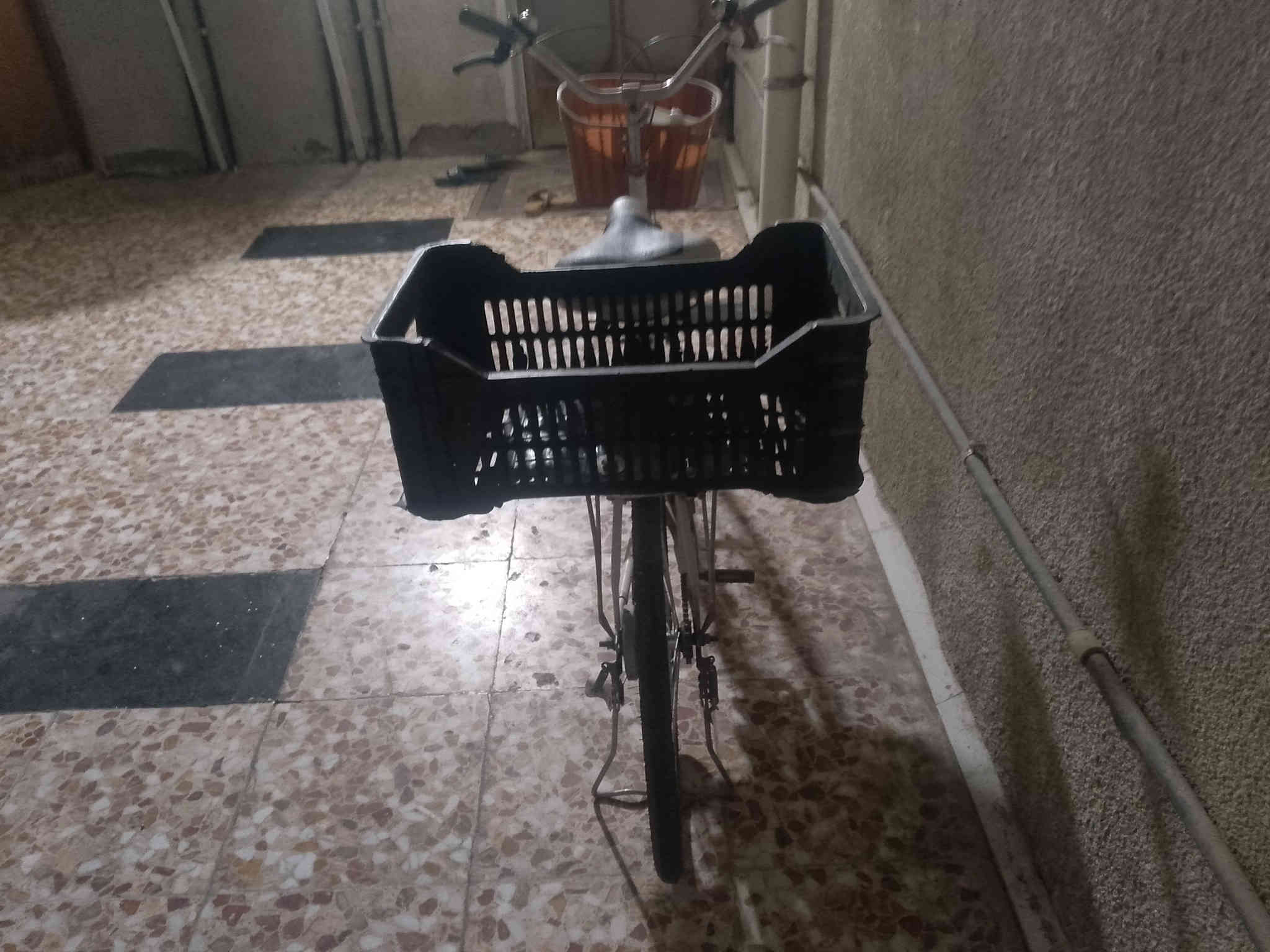 مكاني بغداد الدورة الصحة شارع الزيتون 
الرقم ***********
البايسكل الابيض ب50 الف
البايسكل الثاني ب65 الف 
نظيفات وكبل تطلع بيهن
