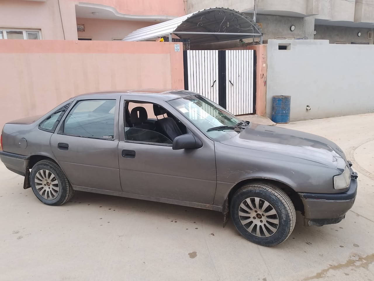 فكتره حجم 20/موديل 89السياره كاربون بانزين بيه🔥نار حلو كلش مكينه او كير شراط طخم تايرات جديد /السعر 37او بي مجال قليل ***********خبر عل رقم
