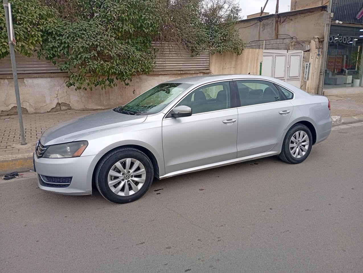 سلام عليكم  للبيع باسات خليج5سلندر2014بدون صبغ بدون بارد بس بيها رصعه باب سكن خلفي ماشي193الف كليلو متر سياره جاهزه من كول نوايحي هزه جديد سنويه جديد وبسمي شرط تحوي ووكاله مكان سياره كركوك  سعر 148وبيها مجال قليل ***********
