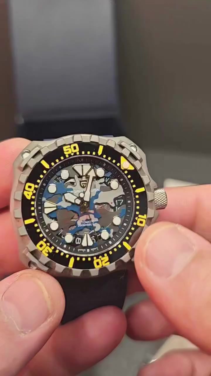 السلام عليكم، ساعة باجاني ديزاين PD-YN009 للرجال، بتصميم عسكري
ساعة باجاني ديزاين PD-YN009 للرجال، بتصميم عسكري مموه، مينا مجوف، قطر 40.7 مم، مقاومة للماء حتى عمق 200 متر، حركة ميكانيكية أوتوماتيكية NH35، زجاج زفير ياقوتي واميال لامينوس مضيء، مناسبة للرياضات والغوص
اللون سلفر تيتانيوم
اسم العلامة التجارية: ساعة باجاني ديزاين
رقم الموديل: باجاني ديزاين PD-YN009
النمط: ساعة أنيقة وعصرية، ساعة رياضية
ميزة: مقاومة للماء، السباحة والغوص 200 متر تحت الماء، عقارب مضيئةم، ضاد للمغناطيسيةم، قاومة للماءت، حديد التاريخ التلقائيم، قاومة للصدمات، حركة أوتوماتيكية ذاتية التعبئة، حركة ميكانيكية يدوية التعبئة، عمق مقاومة الماء: 20 بار
نوع مادة زجاج المينا: كريستال الياقوت (زفير) 
قطر المينا: 43.3 ملم
سُمك العلبة: 13.4 مم
عرض السوار: 22 مم
طول السوار: 24 سم
نوع المشبك: إبزيم
مادة الهيكل: ستانلس ستيل فولاذ المقاوم للصدأ
نوع مادة السوار: ربر مطاط مقاوم للتعرق
يوجد توصيل لجميع المحافظات ***********
