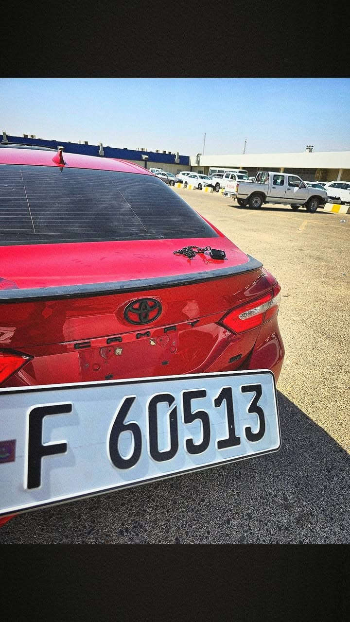 تيوتا كامري 2019 SE
فول موصفات ومواصفاتها معروفه
سيارة جديده جدآ لون أحمر دم الغزال 
بأسمي رقمي اربيل سنويه وهزه جديده 
ضررها تحت باب السياره 
ماشي 85 km/h
مكاني الموصل 
السعر خاص 
***********
