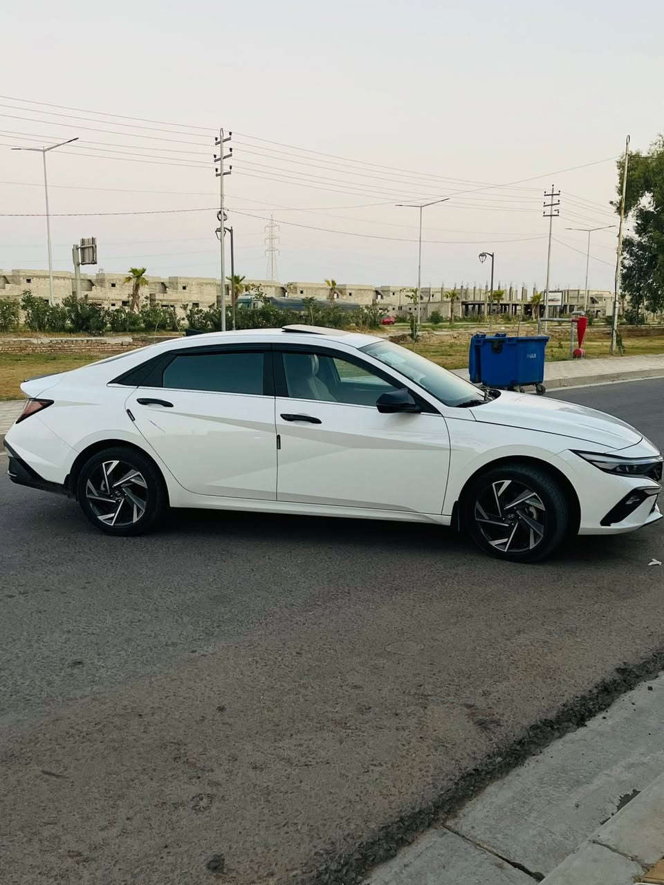 Elantra 2024 Limited
((شاشة الكتروني))
✅البصمة الجديدة الذكية ✅
بصمة تشغيل_بصمة ابواب
تشغيل عن بعد 
تبريد قطعتين 
صندوق ذكي
مرايا الجانبية بخاصية الضم 
انارة ترحيب
اضاءة LEDبالمرايا
امكانية اختيار نمط القيادة DMS
مدخل USB
نظام صوتي ب6مكبرات للصوت 
عجلة القيادة متعددة الوظائف
بلوتوث
٢وسادة هوائية امامية 
كامرة خلفية 
شحن لاسلكي للهاتف الذكي
شاشة وسطية قياس 8بوصة تعمل باللمس
Apple CarPlay_Android Auto
نظام الاوامر الصوتية 
نظام مراقبة ظغط الاطارات
مستشعرات صف خلفية  وامامية 
زجاج سائق بلمسة واحدة 
عجلة قيادة وعصا ناقل حركة من الجلد 
عجلات رياضية قياس ١٧ بوصة 
اضاءة نهارية LED  
مسند يد خلفي 
مستشعرات صف امامية 
عجلة قيادة قابلة للتعديل
شبكة امامية من النيكل 
تطعيمات من الكروم بالصادم الامامي
مصابيح امامية LED
مستشعر مطر 
نظام الدخول الذكي 

محرك _2000دوش 
اربع انضمة _سمارت_ايكو_نورمال_سبورت 

 رقم اربيل 

***********
