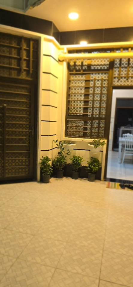 السلام عليكم
دار للبيع في منطقه السياسيين على ساحة خضراء

قرب روضة البراعم 
بناء حديث
مساحه 125م
للاستفسار***********
