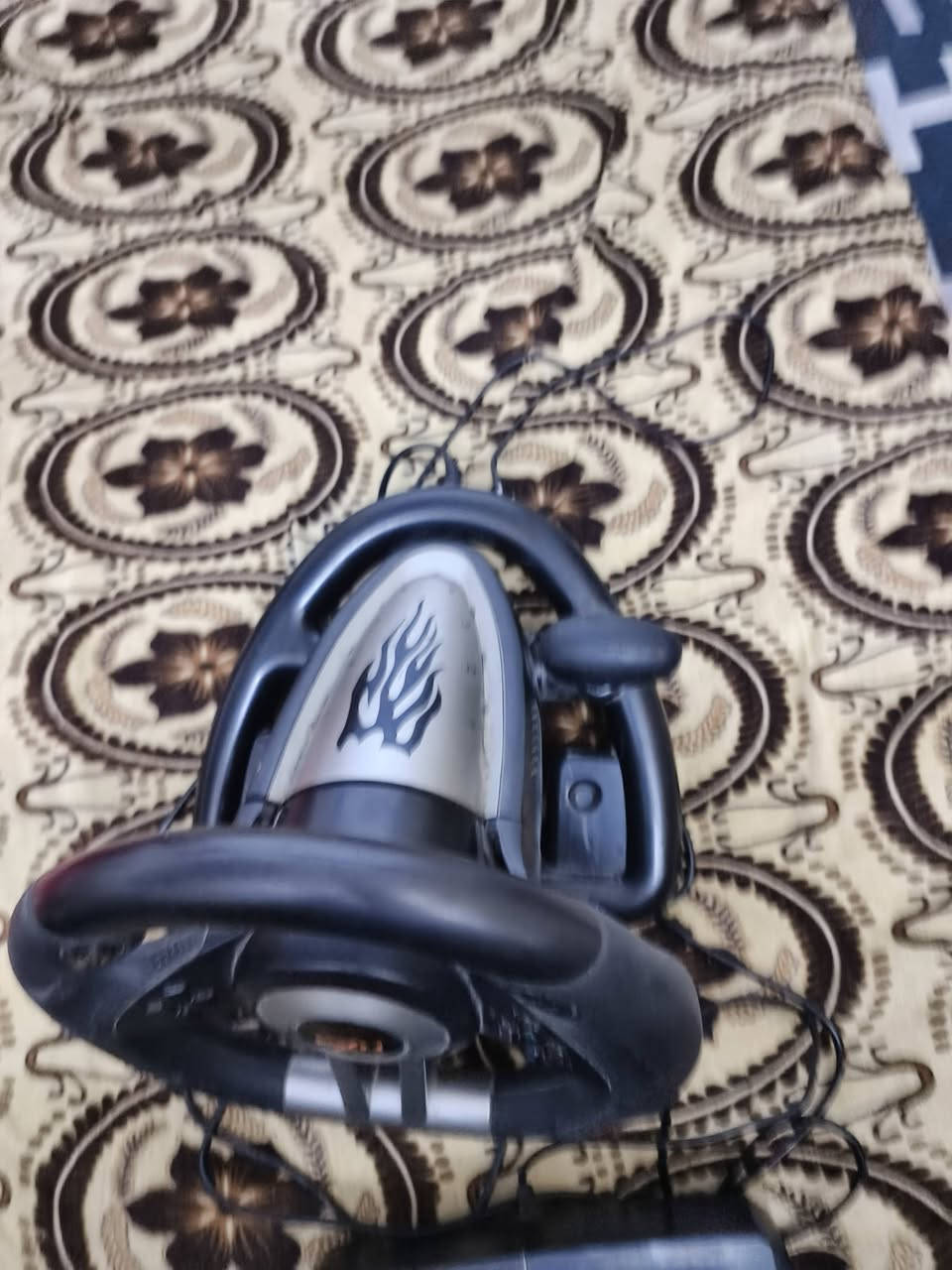 سلام عليكم المنتج هو عجلة قيادة للألعاب من نوع PXN V3 Pro. 
تتميز العجلة بزاوية دوران 180 درجة ومقبض مطاطي لراحة أكبر أثناء اللعب. 
تحتوي على محركات اهتزاز مدمجة لتوفير تجربة واقعية ومحاكاة لاهتزازات الطريق. 
تتضمن طقم دواسات قابل للطي للتحكم في السرعة والكبح. 
توافق عالي مع أجهزة الكمبيوتر (PC)، ومنصات بلايستيشن 3/4، وإكس بوكس، وسويتش.  سعره ٧٠الف وبي مجال  مكاني نجف حي ميسان اي خلل مابي ويه القاعده مالته   رقم***********
