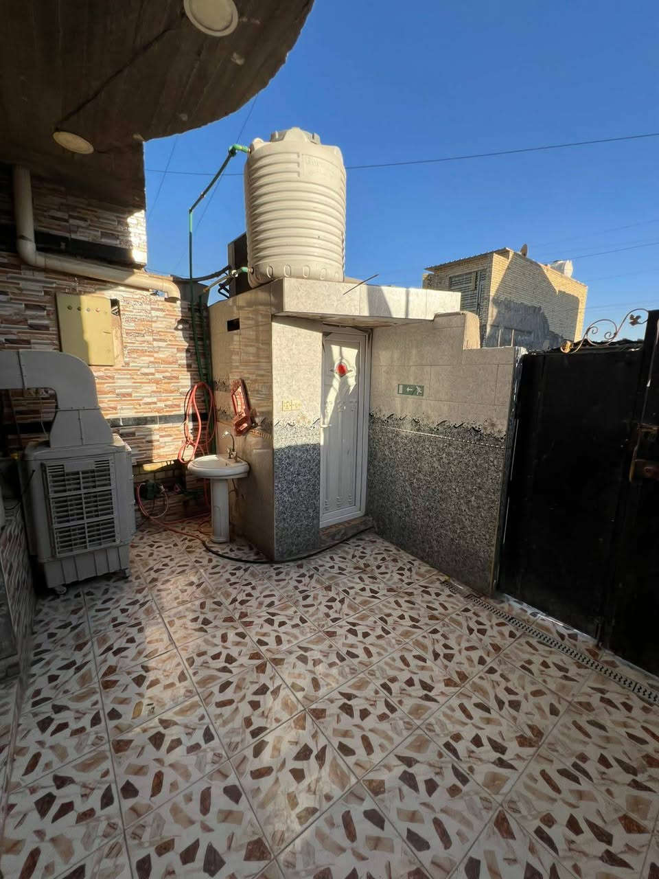 السلام عليكم مرخصةمديرالاكروب المحترم بيت جاهز للبيع المساحه ١٠٠متر الواجهه 5ب20 فول بناء حي السلام شارع مستشفى الفضيليه الجديد الكماليه ثالث فرع بشارع صورة الشهيد زراعي جاهز تسليم مفتاح اي نقص مابي خدمات كامله مجاري وتبليط مقرنص كهرباء انترنيت ضوئي مولده ذهبي للاستفسار ***********
