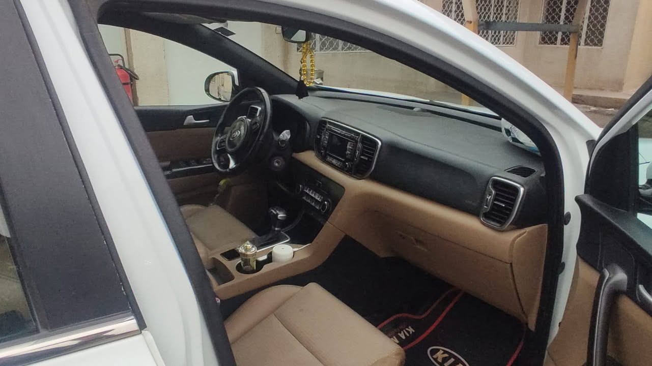 السلام عليكم سبورتج 2016 مثل ما وضحت مقطع الفيديو باسمي سياره ماشيه 121,000 سعر 158 ***********
