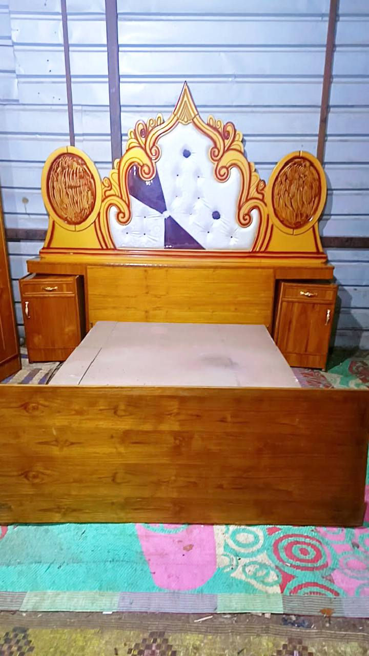 غرفه اخشاب للبيع خمس ابواب ملحق زاويه كنتوريه غرفه اخت الجديده استعمال كلش قليل السعر 700 وبيه مجال الاتصال على الرقم *********** بغداد متواجد واتساب وعندي توصيل بكروه
