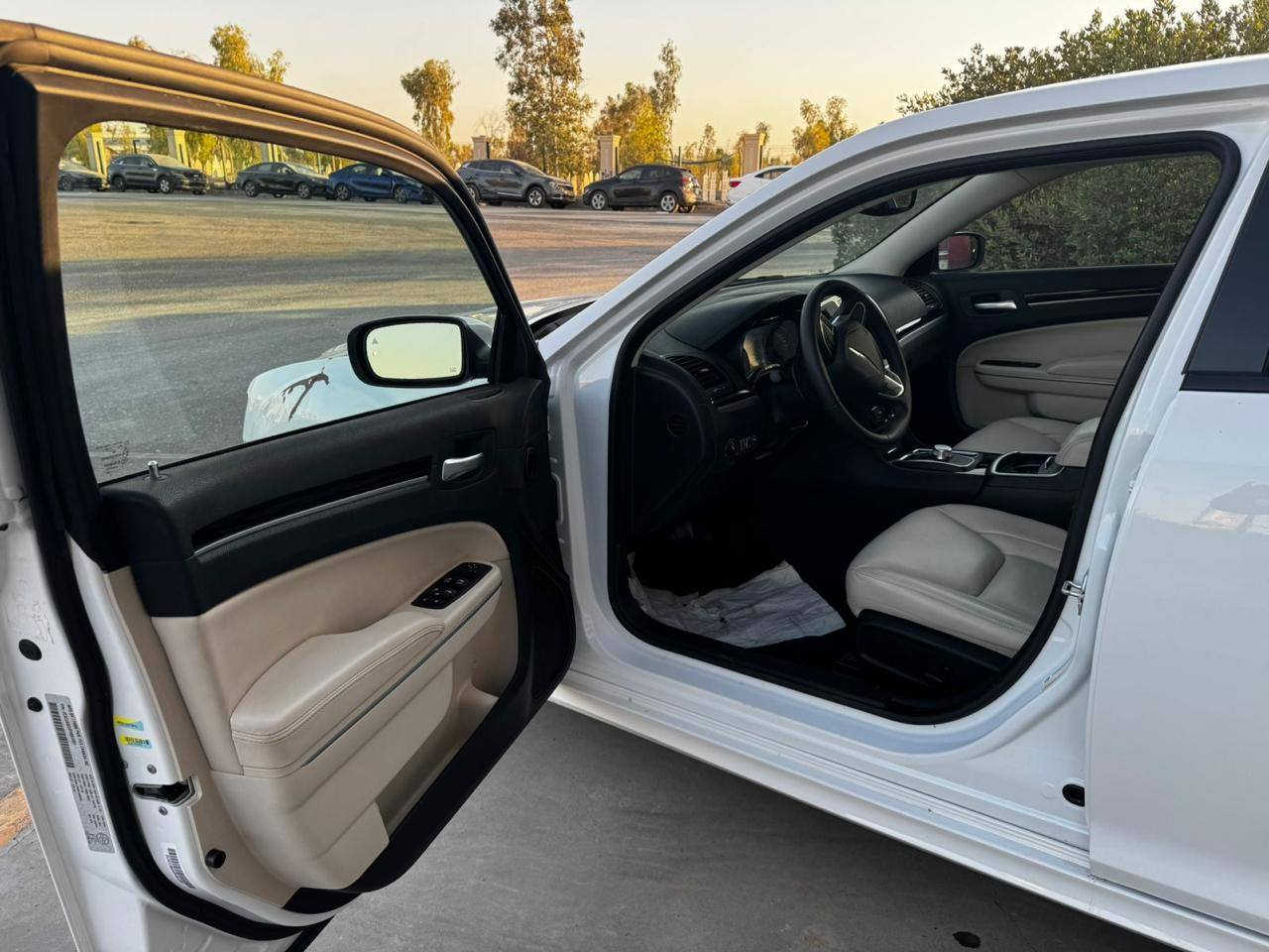 السلام عليكم
اوباما 2023 S 
سيارة بدون تبديل بدون صبغ
فول بدون بدون فتحة رقم كاتي
داخل ابيض جلد ماشية 35 الف ميل
سعر 235 ورقة مجال بسيط  
***********
