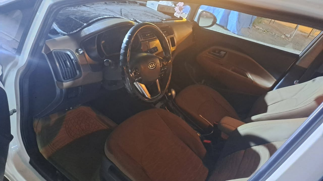 السلام عليكم كيه ريو مديل ١٣ خليجه فول مواصفات عده بصمه وفتحه  باسمي سنويه مجدد ٣١ هزه جديده مابيه حدث بيه صبغ بل باب اثر طخات خفيفه الغود شواصي كله مكفول  مكينه ١٤٠٠ كير خير من الله صدر كله جديد جاهزه السعر ٨٠ وبيه مجال  ***********
